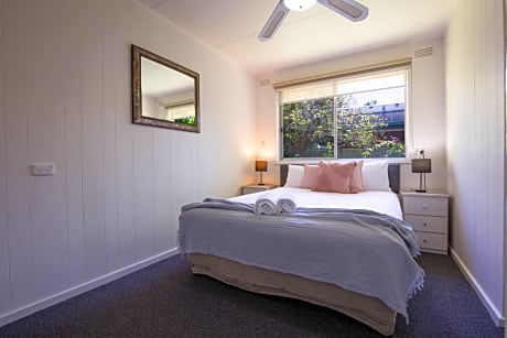 Deluxe Family Apartment with Private Garden (room 10)