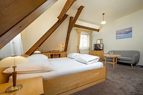 Deluxe Double Room (2 Adults + 1 Child)