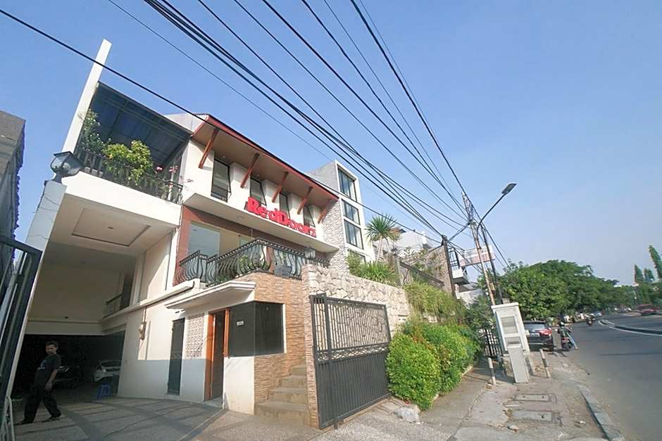 RedDoorz Plus near Green Pramuka Square Mall