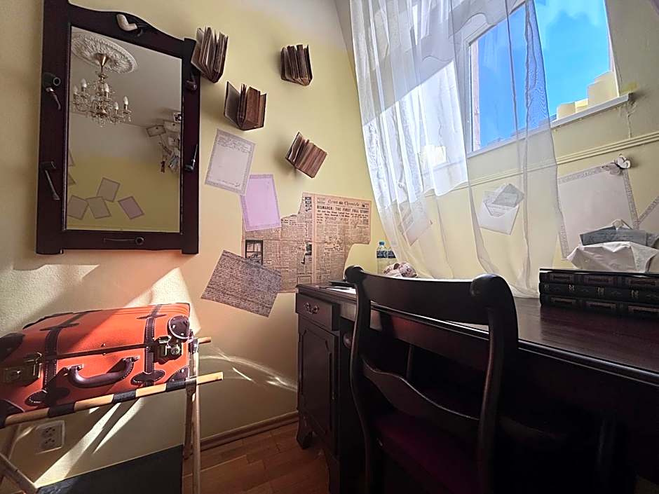 Poet's Theme Room, Free Parking