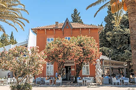Le Petit Chateau