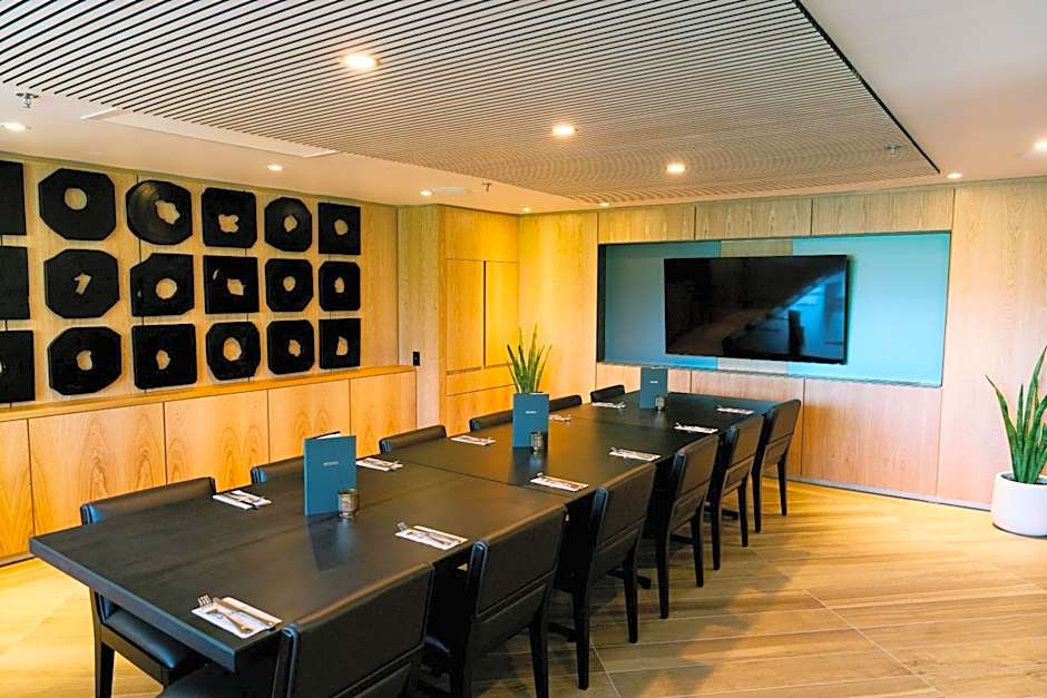 Sandman Signature Vancouver Downtown Hotel