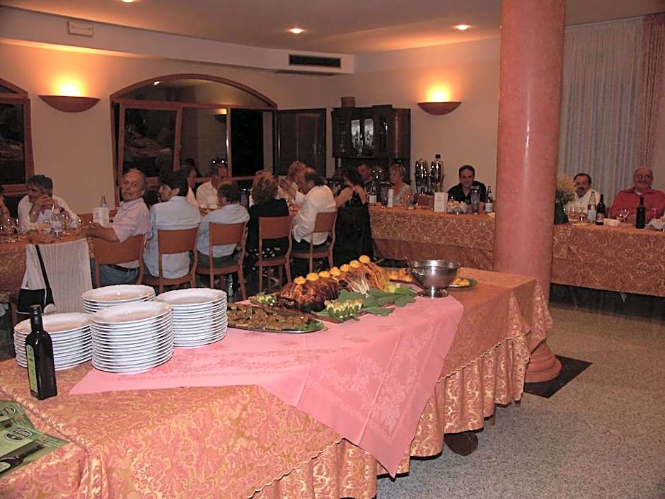 Hotel Boomerang - Check-in & Meals in front at hotel Sporting