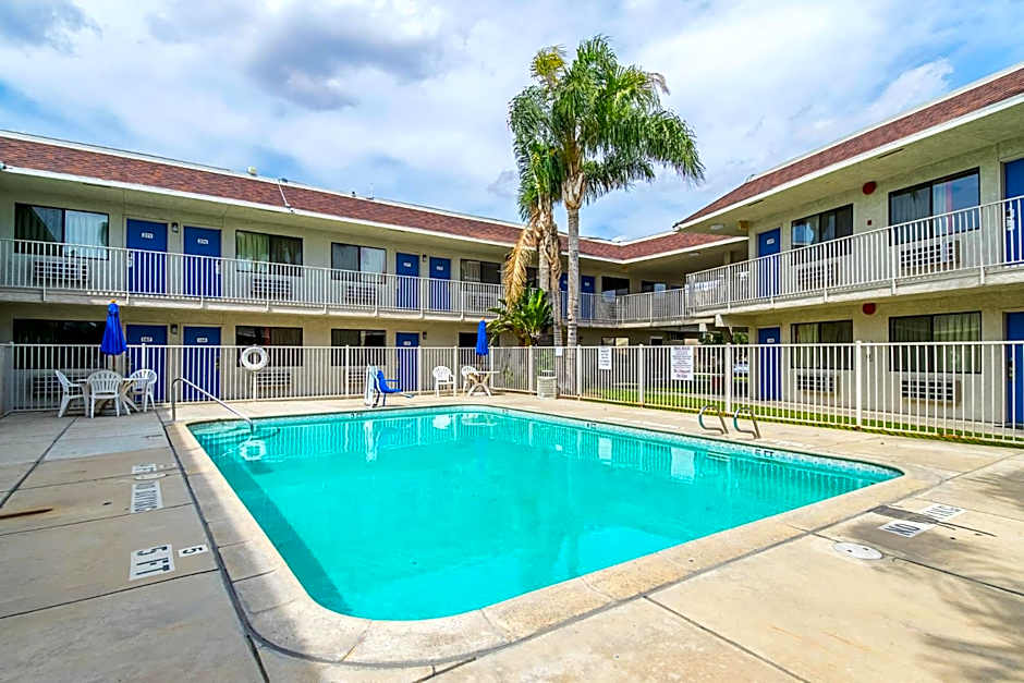 Motel 6-Bakersfield, CA - Airport