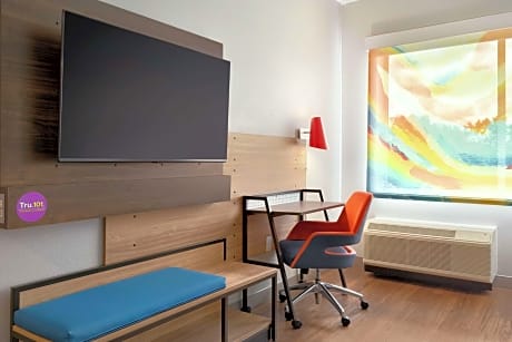 1 King Mobility/Hearing Access W/Tub