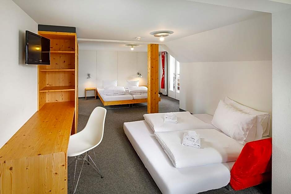 Hirschen Guesthouse - Village Hotel