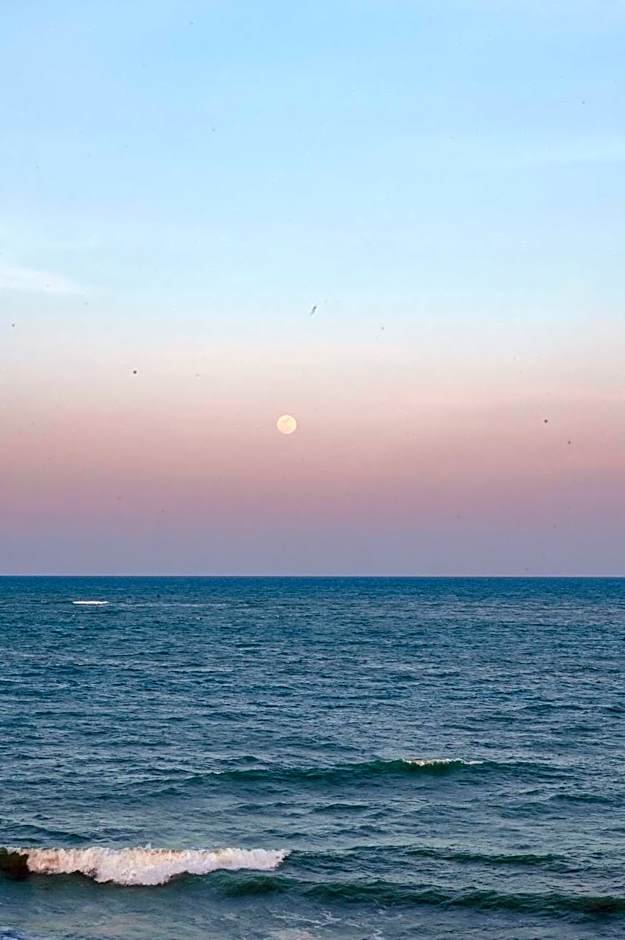 Loft beira-mar com frente e vista para o mar