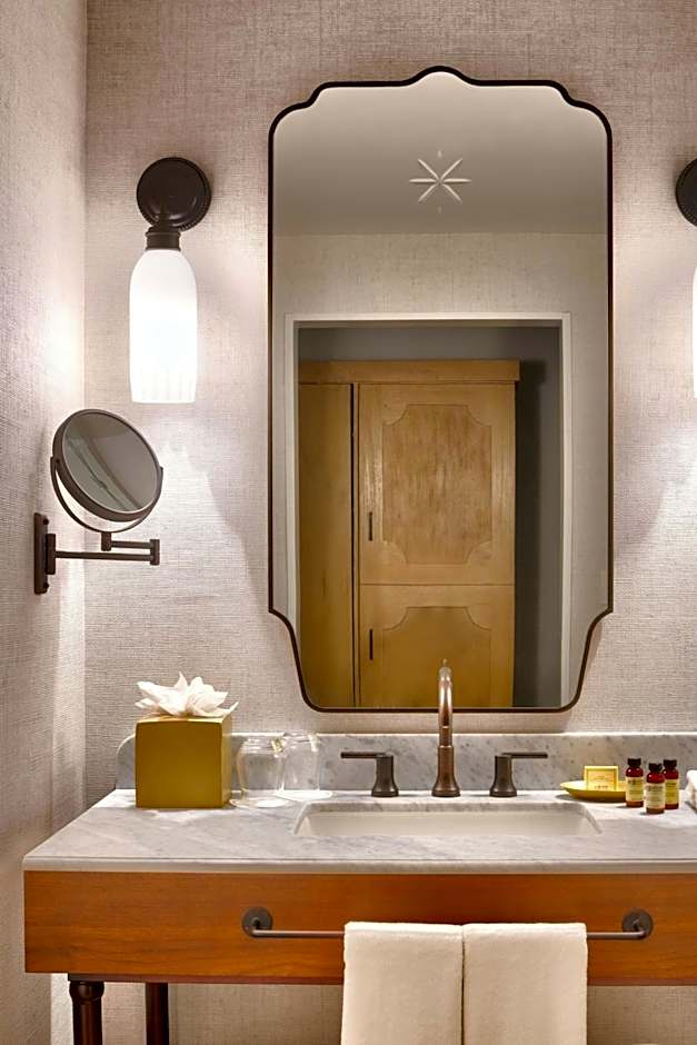 THE ADVENIRE, AUTOGRAPH COLLECTION