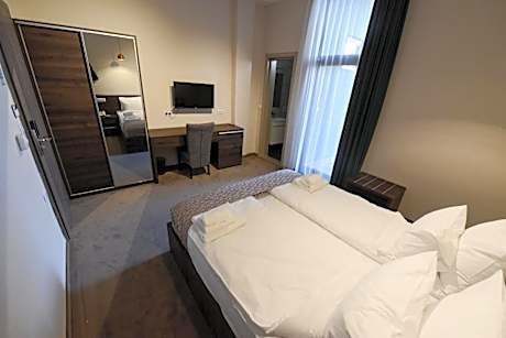 Deluxe Double Room (2 Adults + 1 Child)