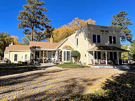 Moore's Old Pine Inn