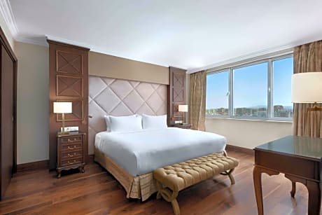 Executive Deluxe Suite
