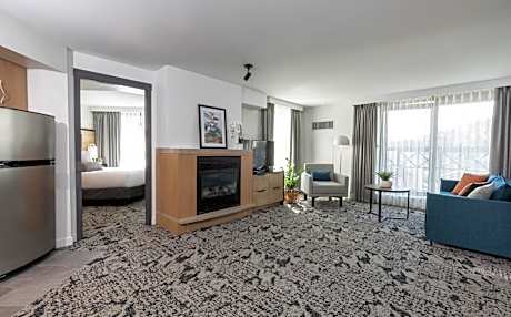 Deluxe One Bedroom Queen Suite with Kitchen