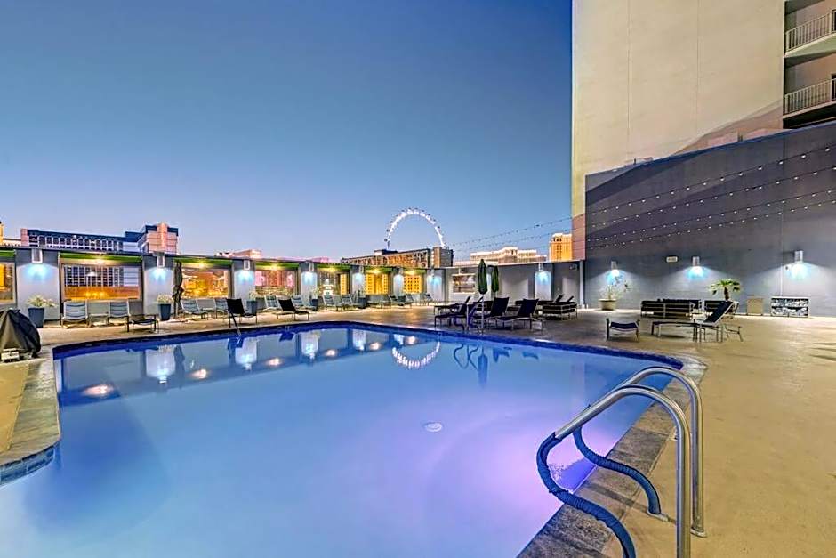 Ultimate Las Vegas Getaway One Bedroom Suite with Balcony, Kitchen, Gym, Pool & Free Parking