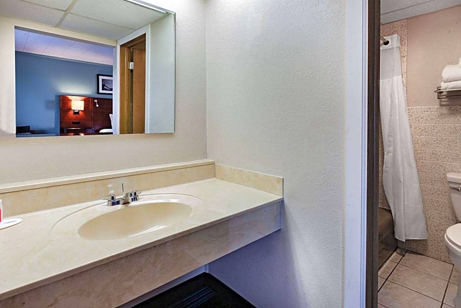 Days Inn & Suites by Wyndham St. Ignace Lakefront