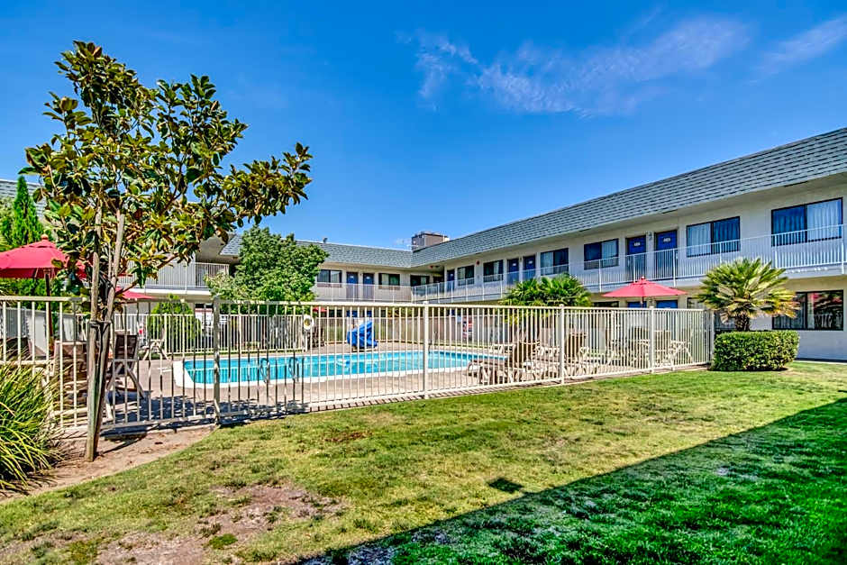 Super 8 by Wyndham Tracy