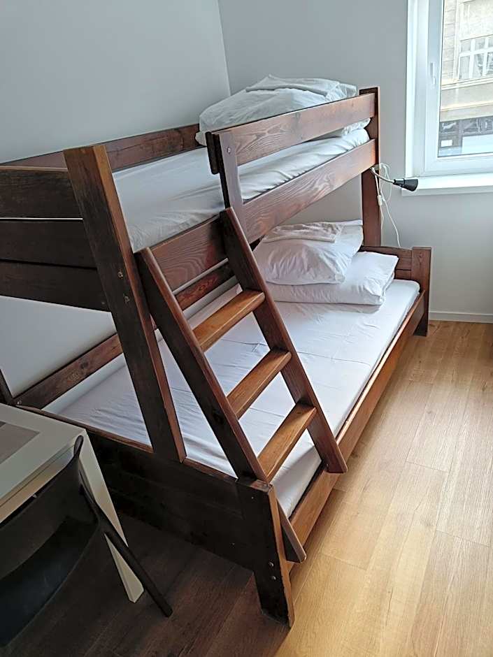 Foto 1 di 5 di Small Double Room with Shared Bathroom
