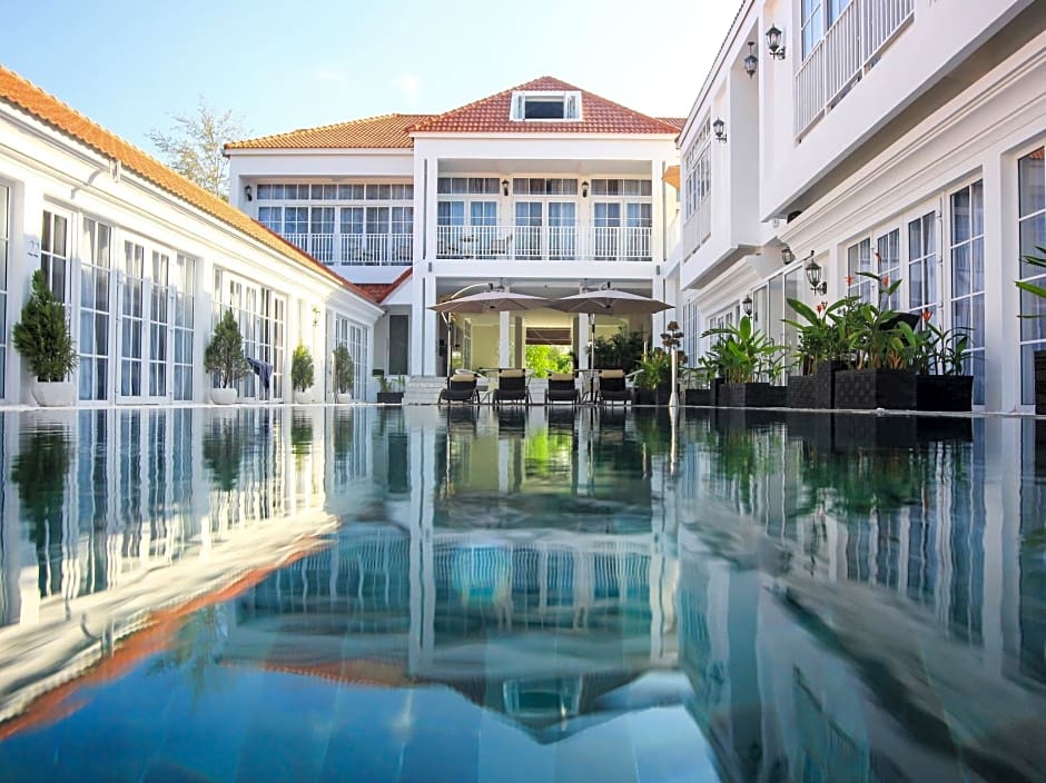 White Boutique Hotel and Restaurant