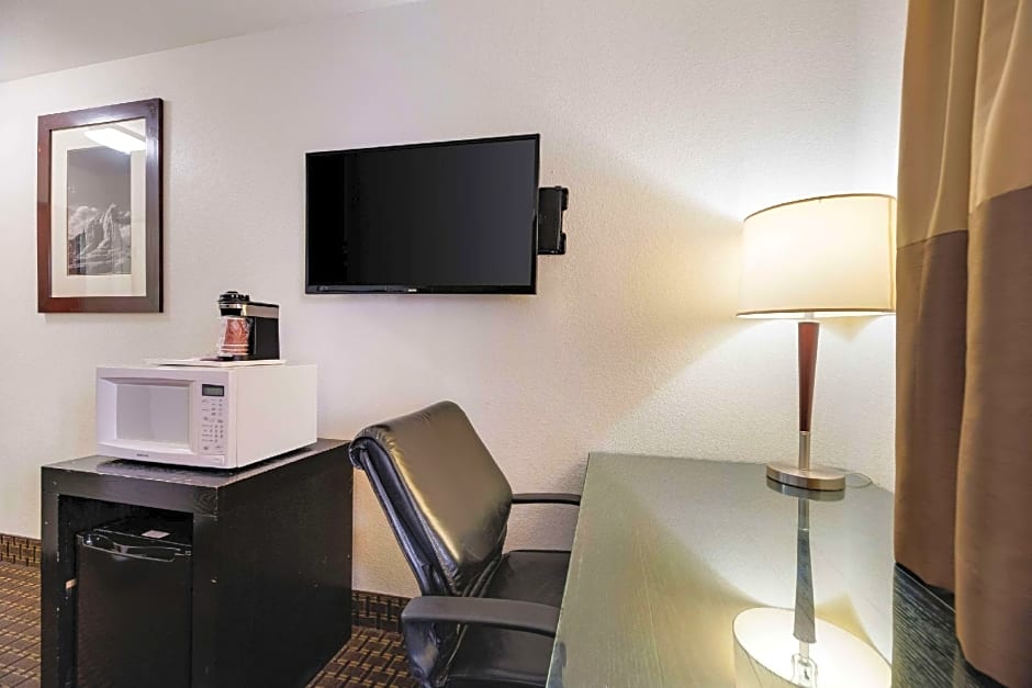 Econo Lodge Inn & Suites