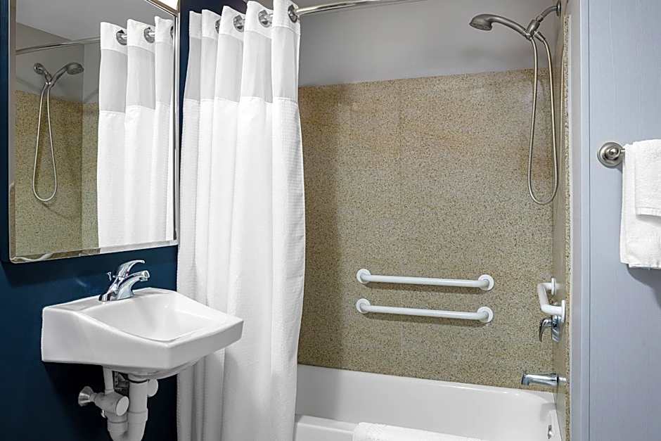 Courtyard by Marriott Long Island MacArthur Airport