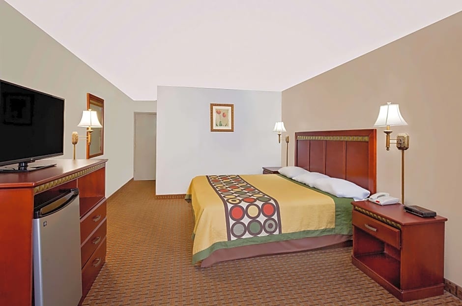 Foto 1 di 2 di 1 King Bed, Accessible