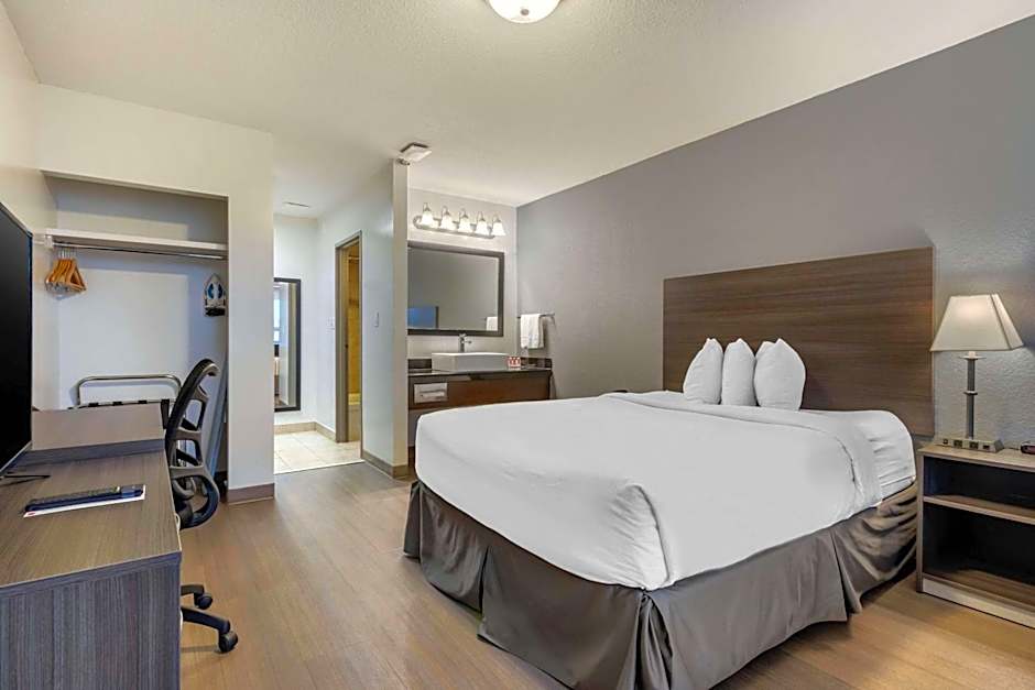 Super 8 by Wyndham Macleod Trail Calgary