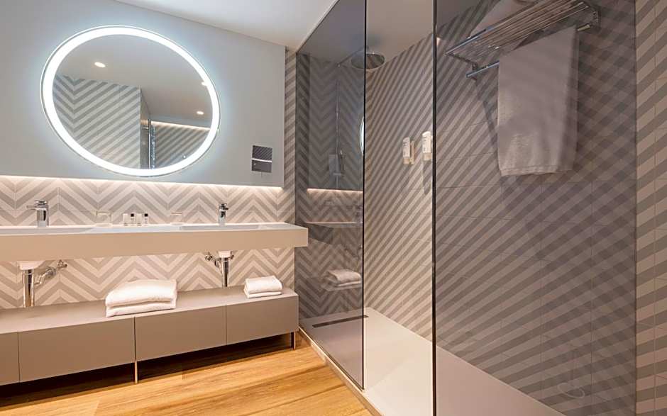 Suites Plaza Hotel & Wellness