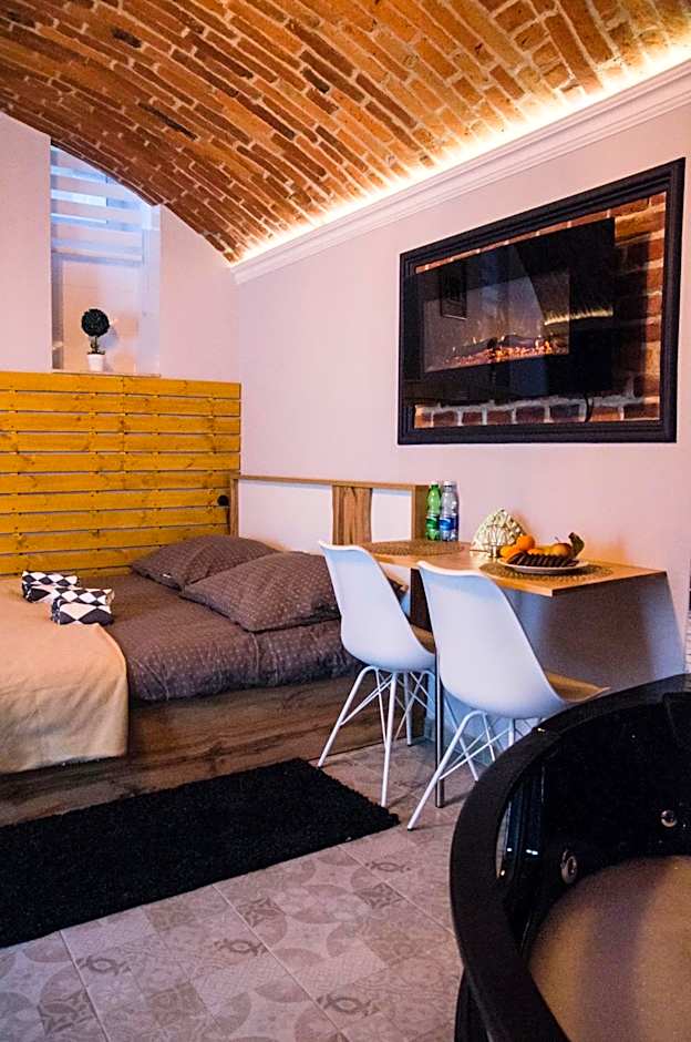 UNDERGROUND Jacuzzi Rooms