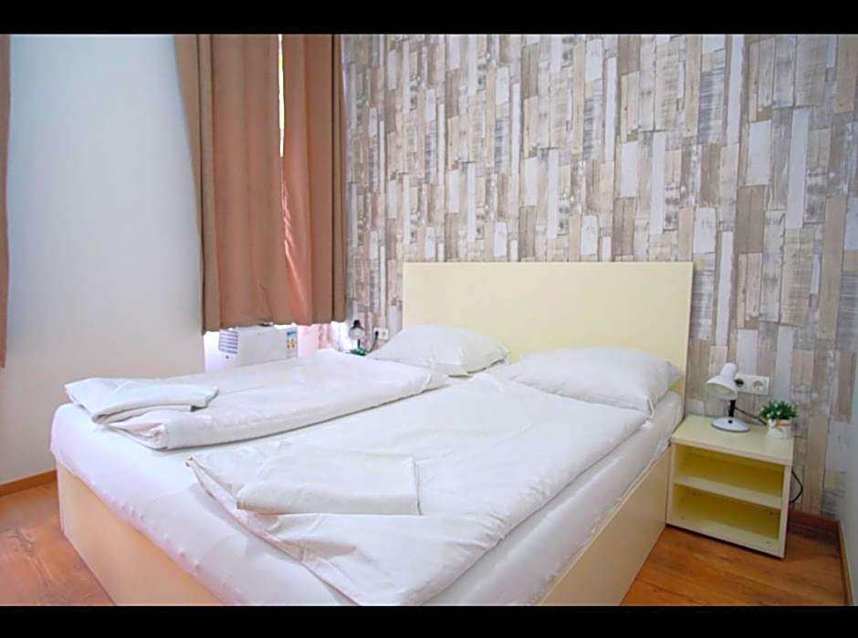 Easy Star Hotel