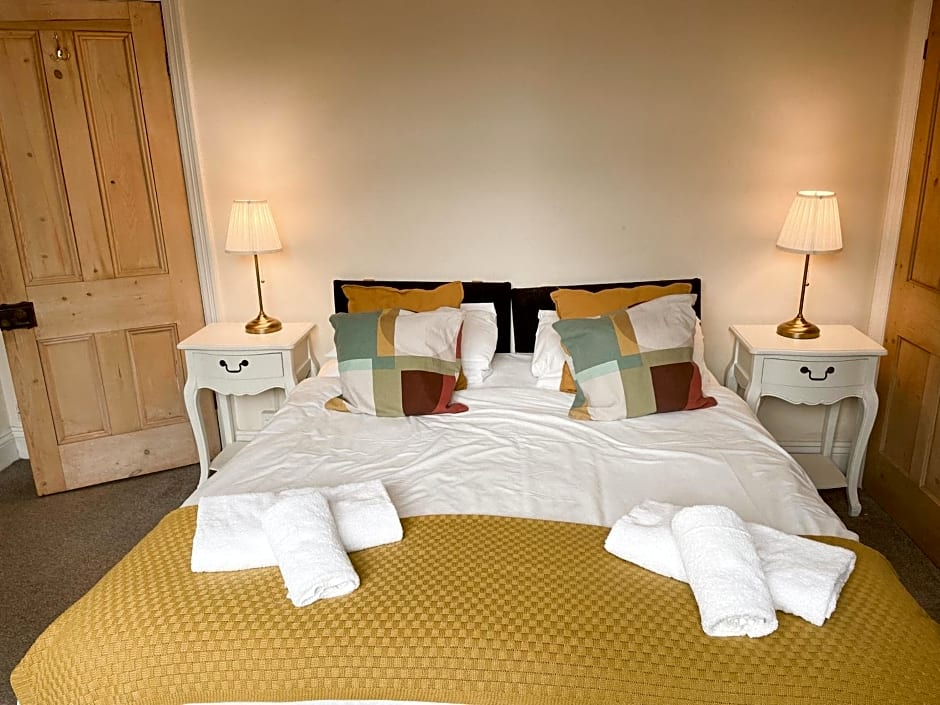 Riverside Lodge - Quaint Victorian Home By The River