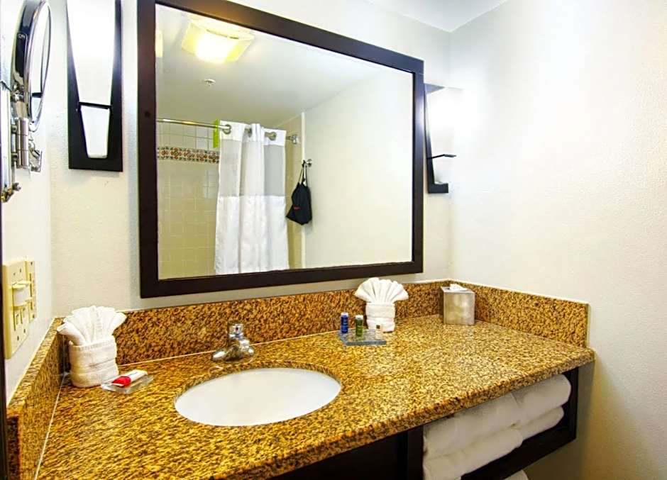 Buena Park Grand Hotel & Suites