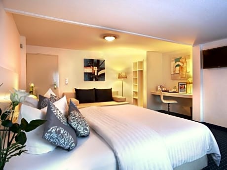 Family Room (2 Adults + 1 Child)