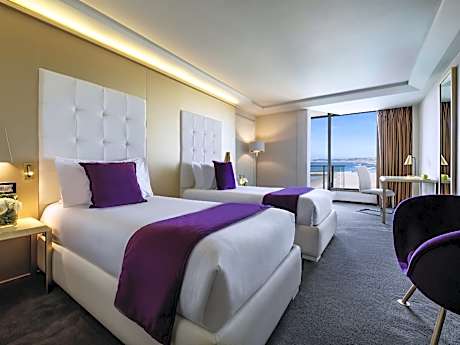 Executive Twin Room with Partial Sea View