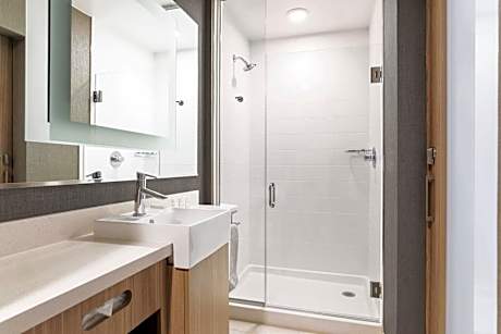 Queen Suite with Two Queen Beds, Bathtub and Trundle Sofa - Mobility Access/Hearing Accessible