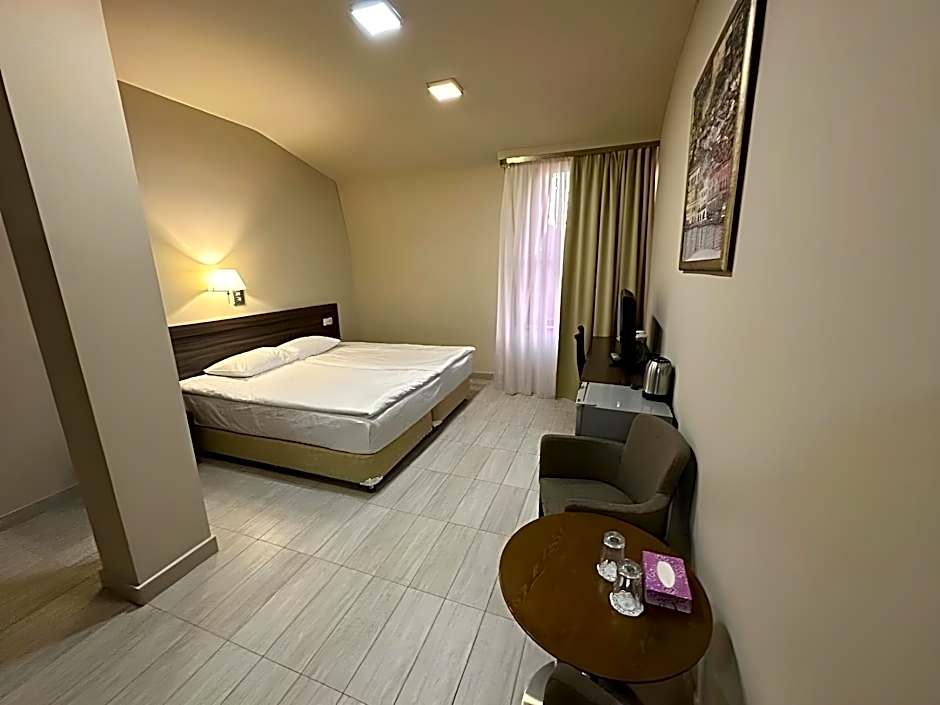 Yerevan Deluxe Hotel
