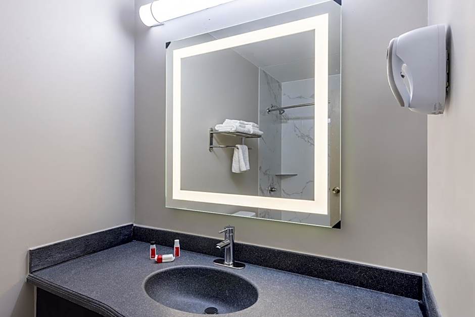 Days Inn & Suites by Wyndham Fayetteville NW Ft Bragg