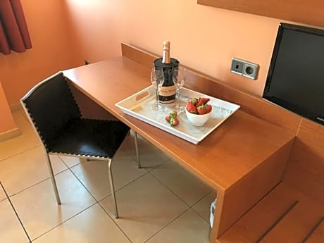 TWIN ROOM (2 ADULTS)