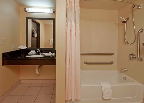 2 Queen Mobility/Hearing Accessible W/Bathtub
