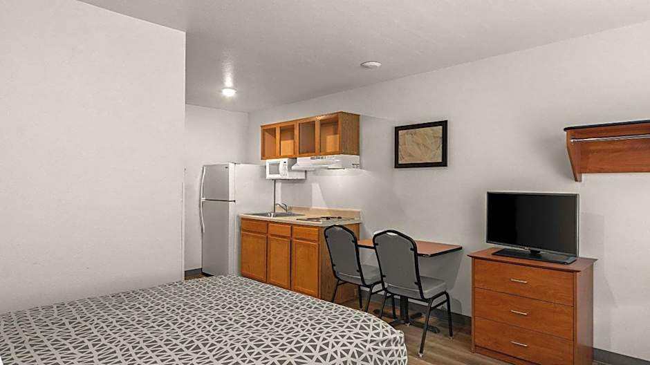 WoodSpring Suites Evansville