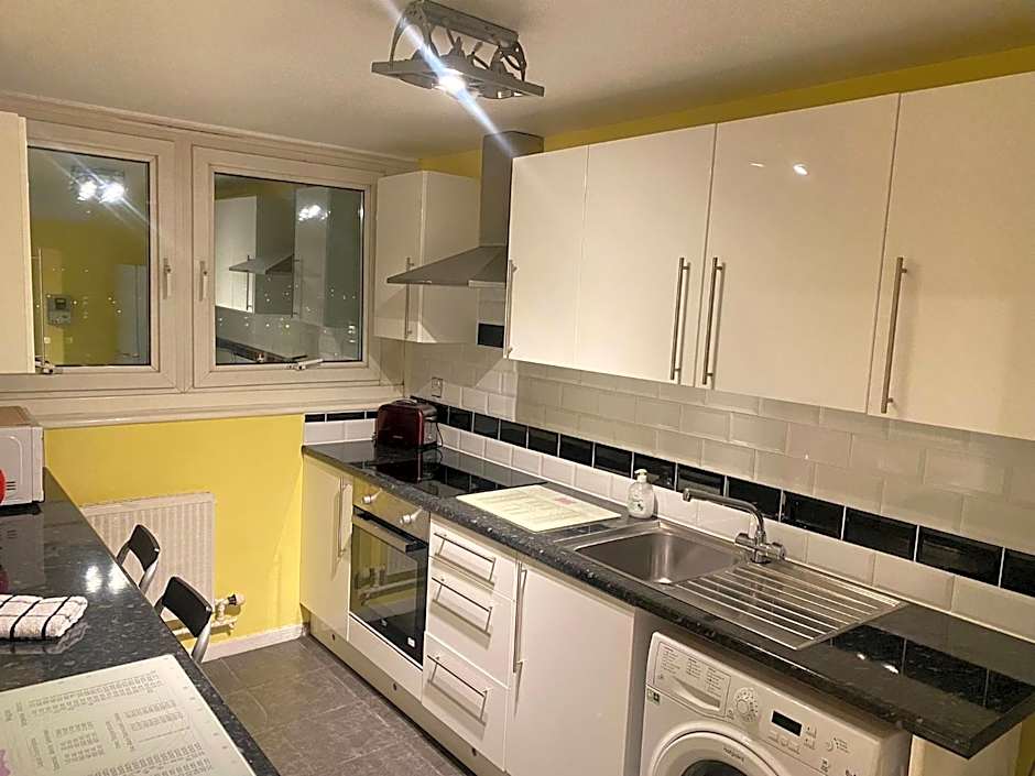 Victoria Centre Apartments in the Victoria Centre Shopping Centre - Nottingham City Centre - 24 hour access - Most Central Location, Kitchen and minutes to Xmas Market Opposite Hilton by Restaurants & Shops - Outdoor Parking Cars or Vans five pounds a day