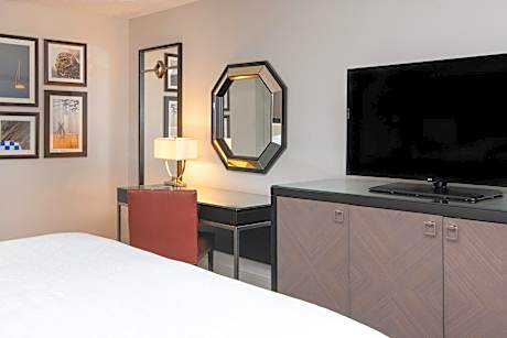 Captain Suite, Club Level, 1 Bedroom Vice Presidential Suite, 1 King, Sofa Bed, Marsh View