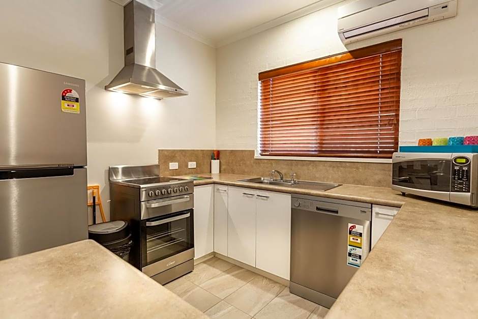 Blazing Stump Motel & Suites