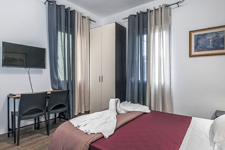 Bulldog Station Apartments with private WC, AC, TV