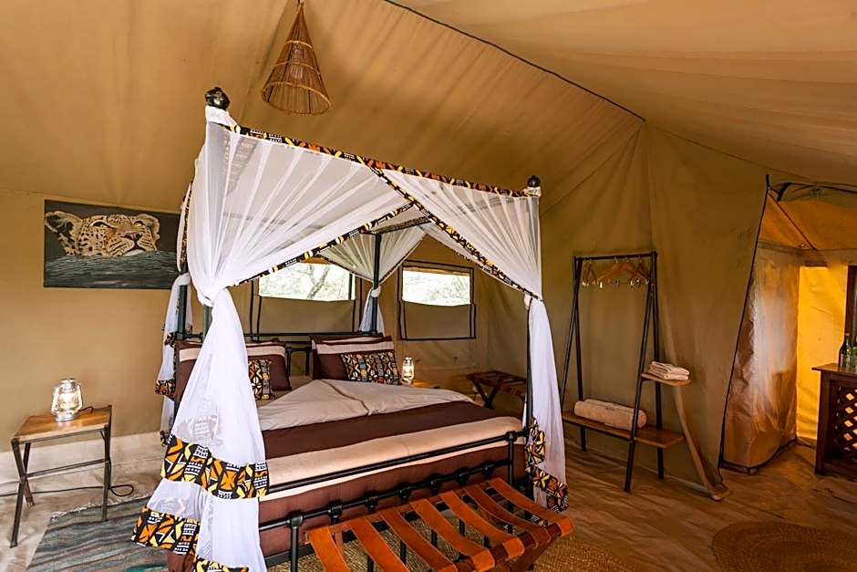 Gnu Mara River Camp