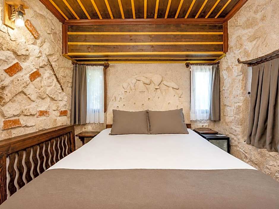 Castle Cave Hotel