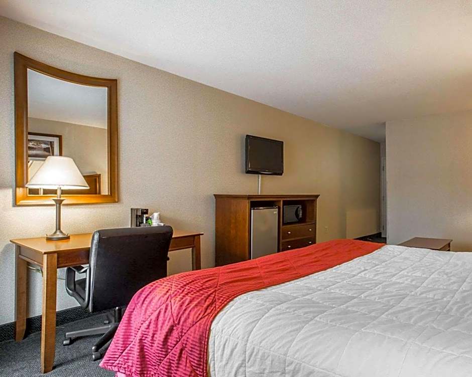 Clarion Inn & Suites At The Outlets Of Lake George