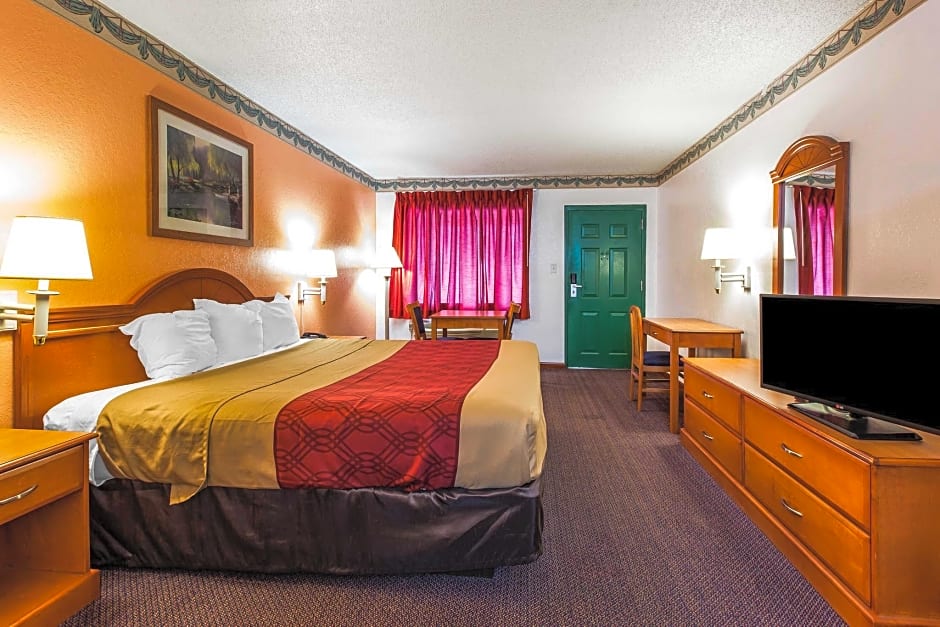 Econo Lodge Inn, & Suites