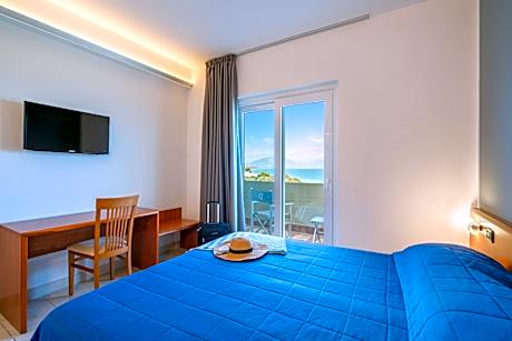 Double or Twin Room with Sea View