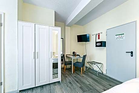 Quadruple Room with Private Bathroom
