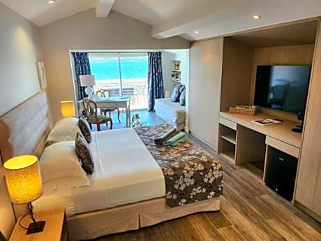 Deluxe Suite with Terrace and Sea View