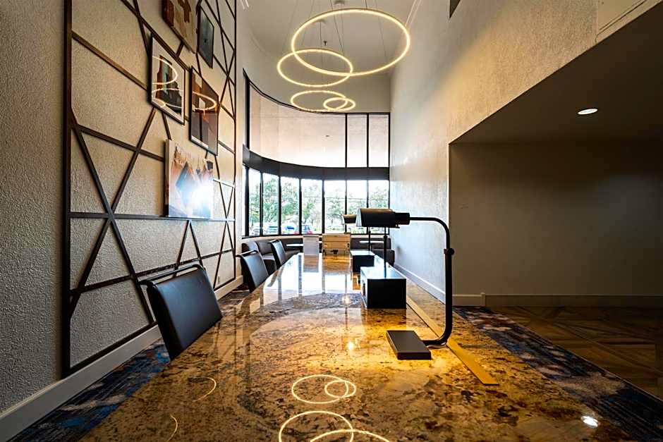 DoubleTree By Hilton Houston Hobby Airport